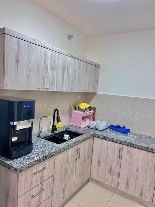Apartment New! Bali Residence/2br Premium /6-10 Pax/ 5mins To Jonker *